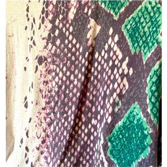 Guess women’s crop top short sleeve size XS snake print white, teal and purple - Picture 3 of 6